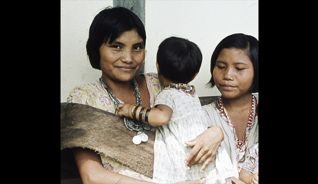 Mütter und Kinder aus dem Amazonas-Gebiet